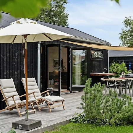 Renovated Bright In Old Marielyst *