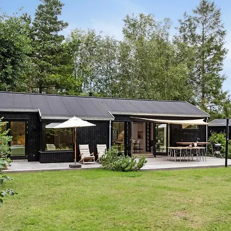 Renovated Bright In Old Marielyst Casa de Férias