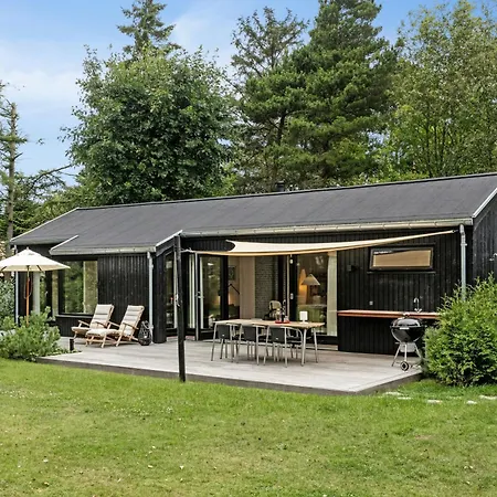Casa de Férias Renovated Bright In Old Marielyst Bøtø By